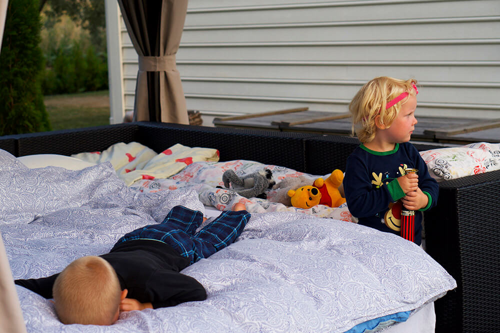 Tälta i trädgården med barnen