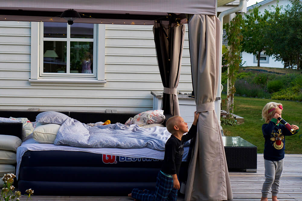 Tälta i trädgården med barnen