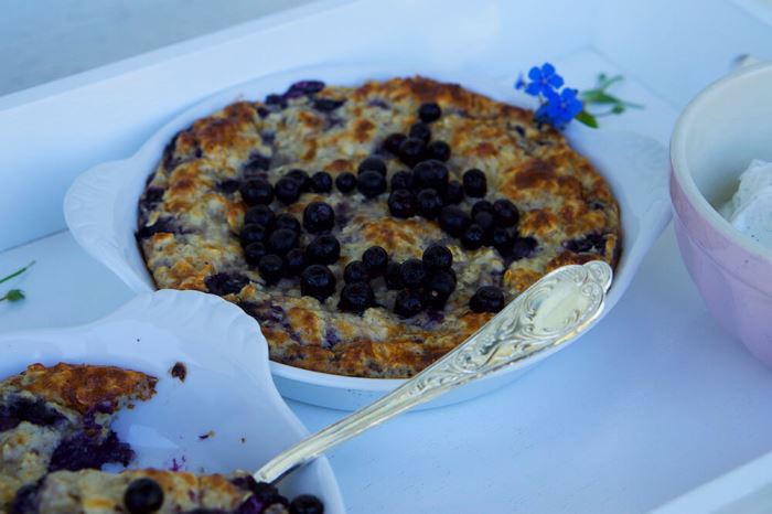 Ugnsbakad blåbärsgröt som en ljuvlig frukost