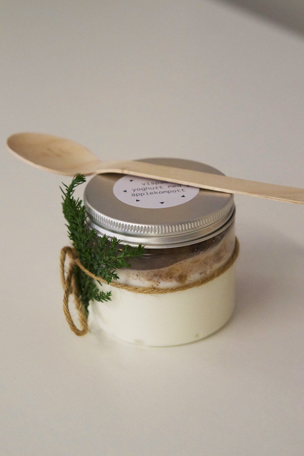 yoghurt och äpplekompott i burk