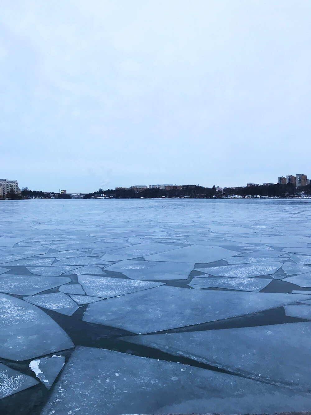Isflak i vattnet vid Kungsholmen