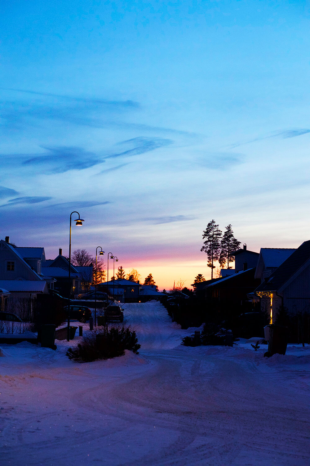 vinter och skymning på vår gata