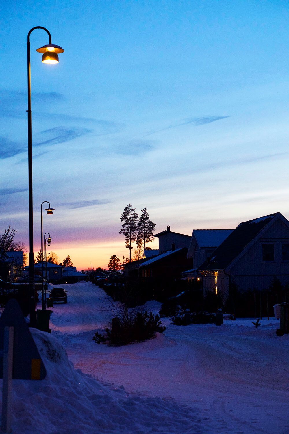 vinter och skymning på vår gata