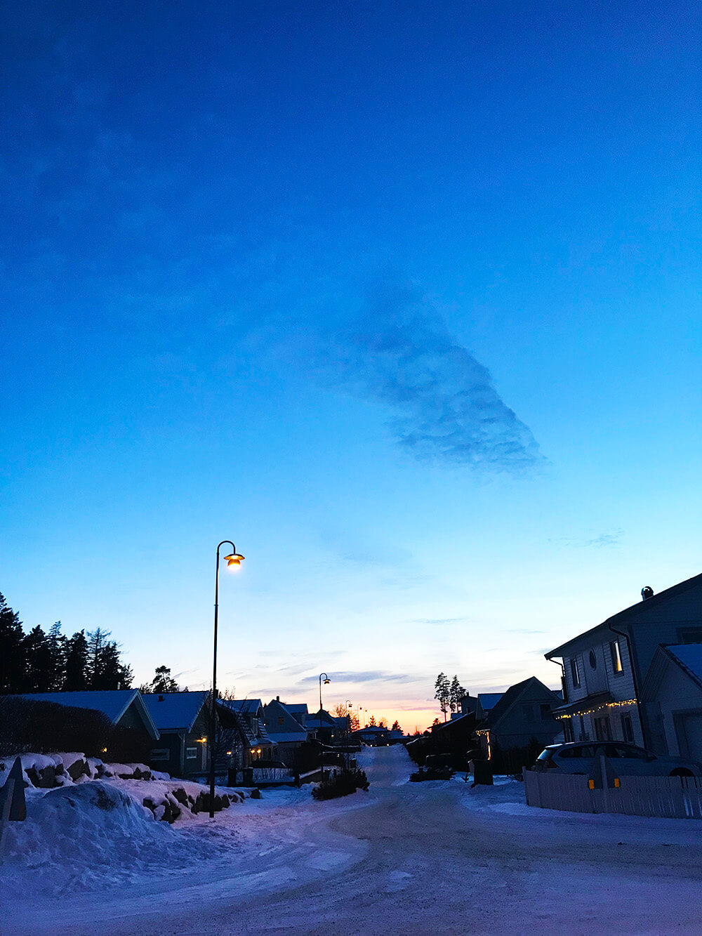 vinter och skymning på vår gata