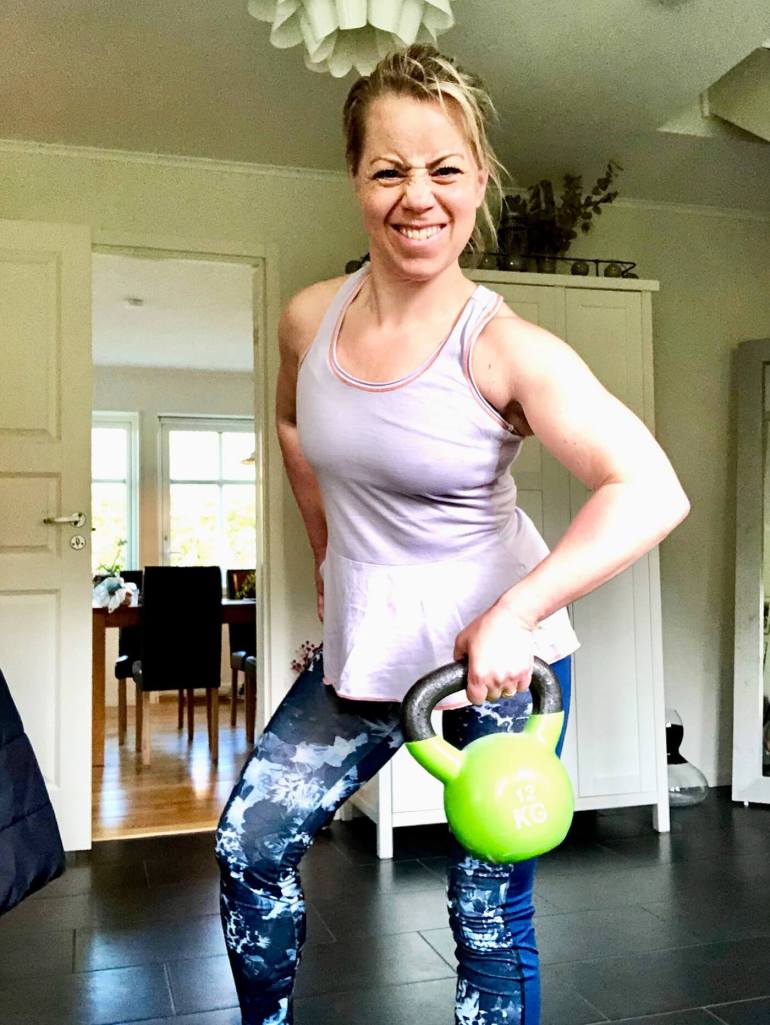 Karin tränar kettlebells hemma