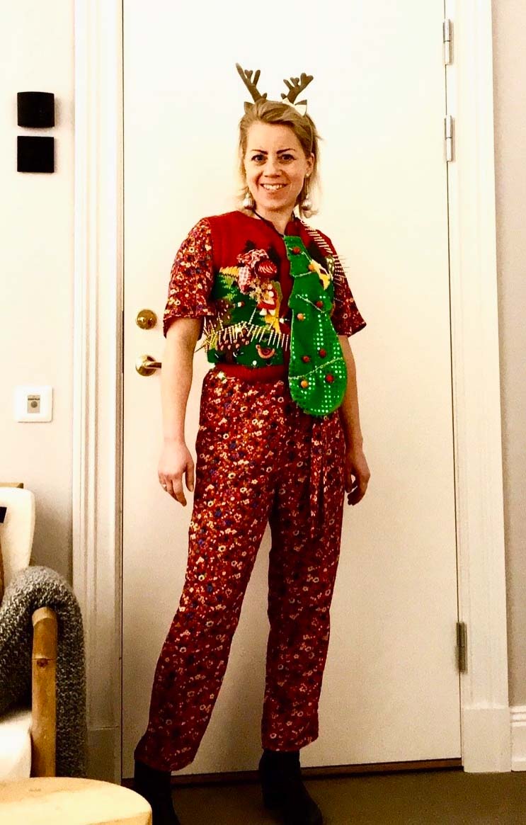 Karin i ful jultröja