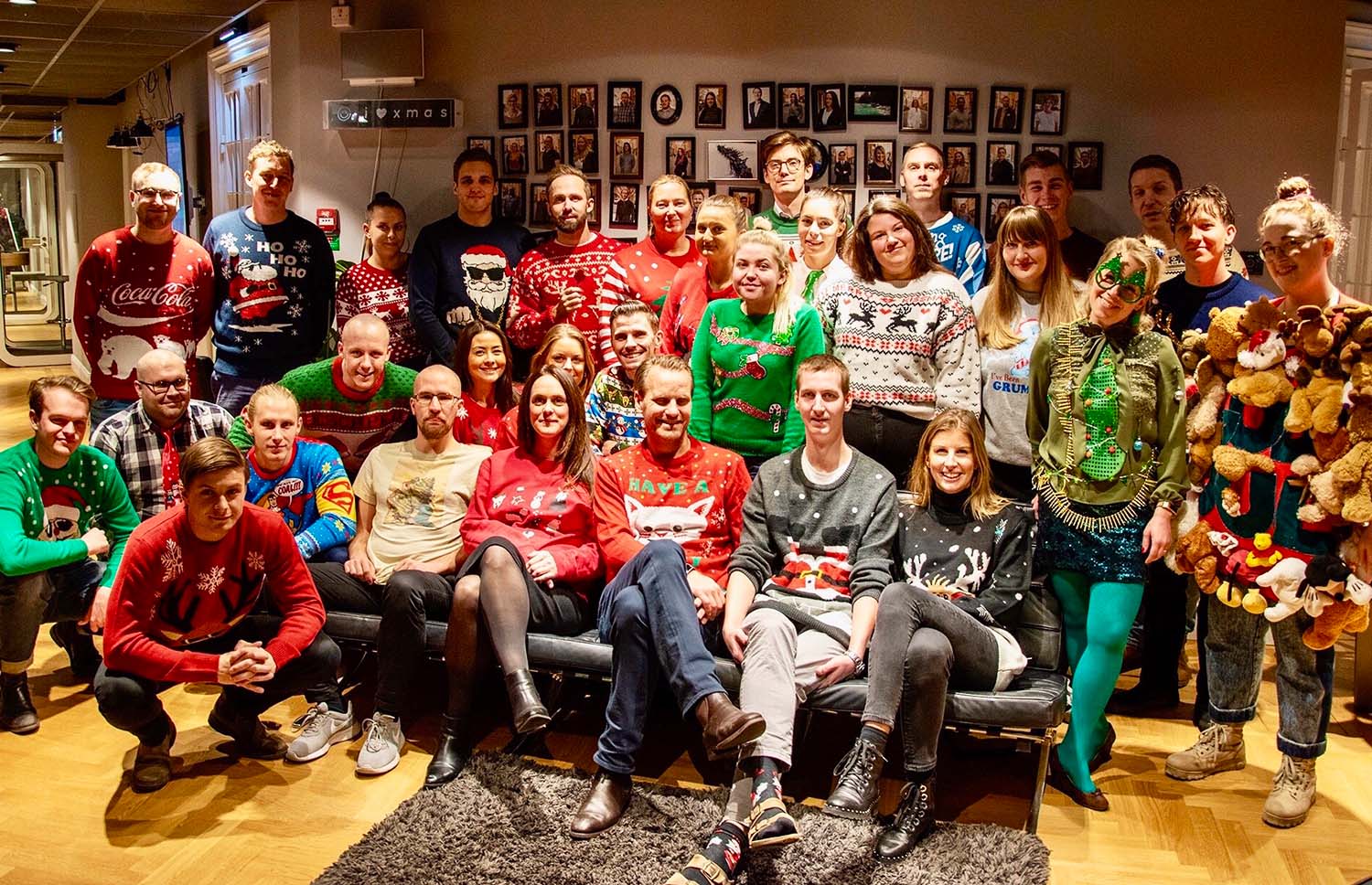 Pineberry i ful jultröja