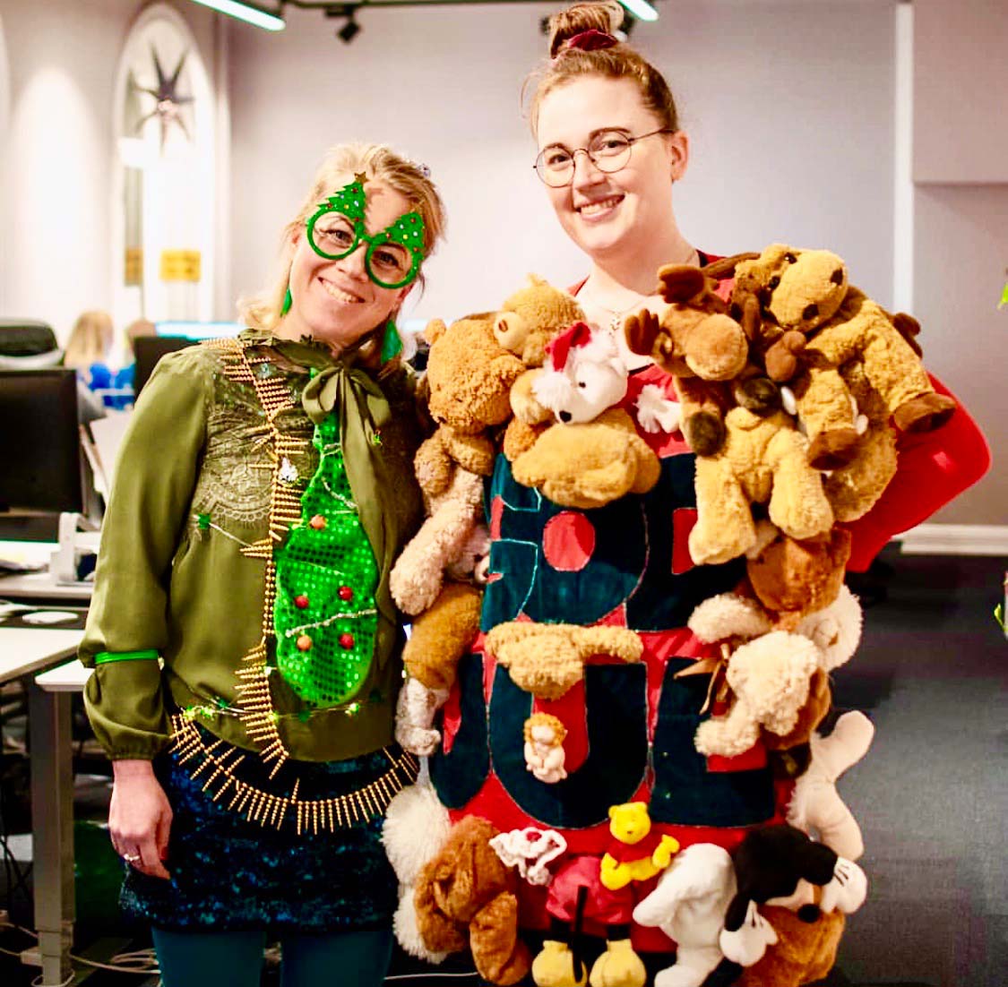 Karin och Tilde på Pineberry i ful jultröja