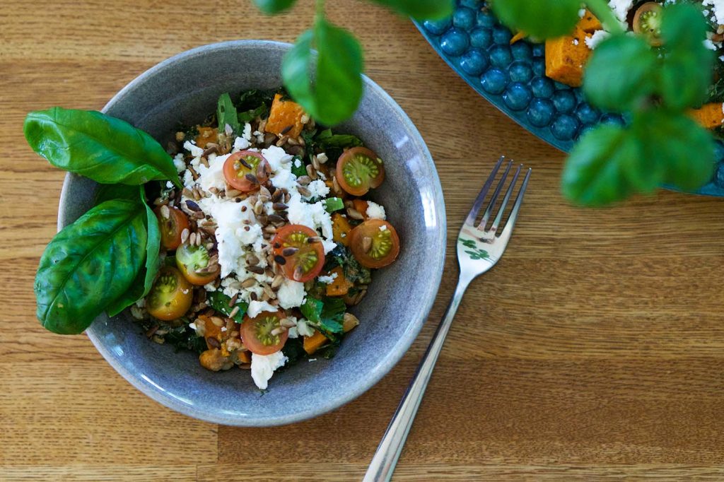 Nyttiga matiga sallader - Vegetarisk Bowl med sötpotatis, kikärtor och basilika