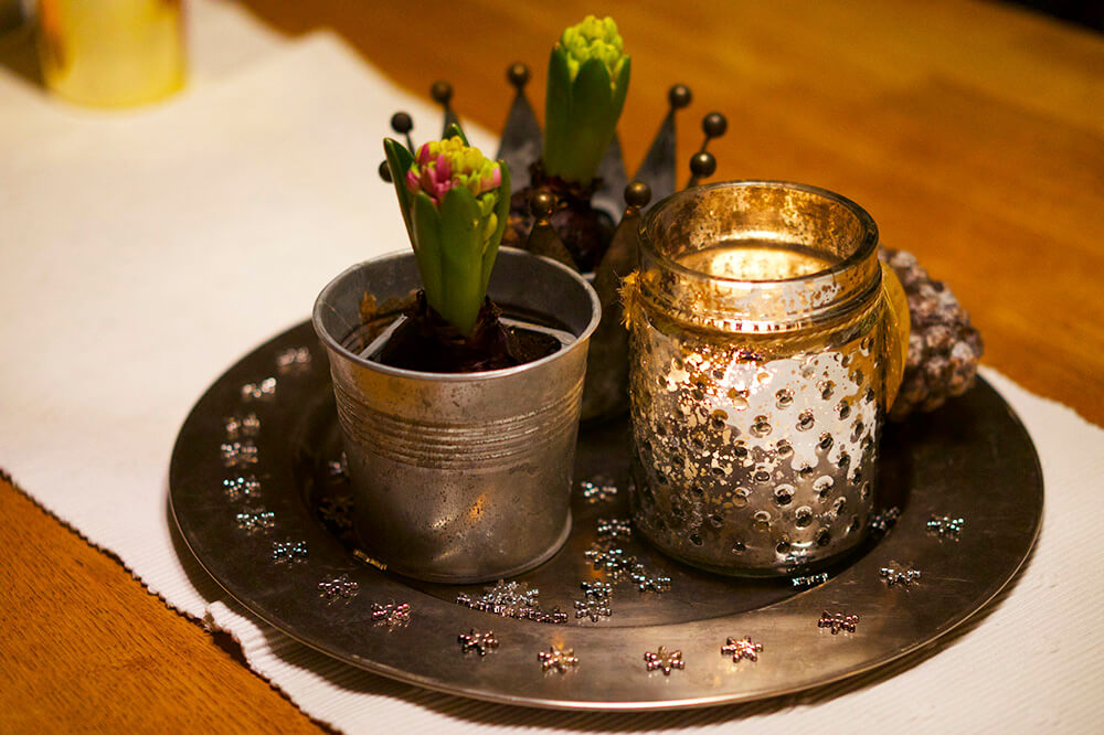 Vinterpynt med hyacinter och ljus