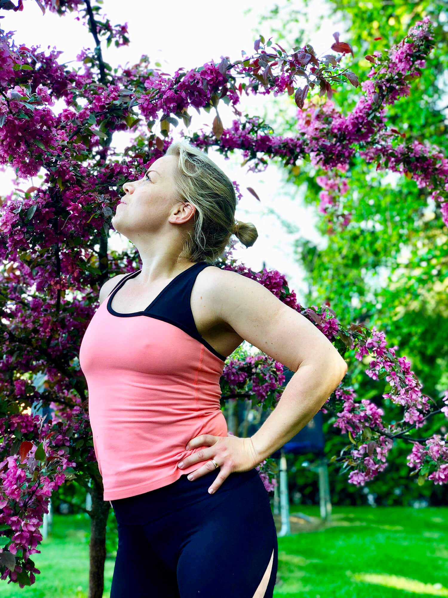 Yoga under purpurapel i trädgården