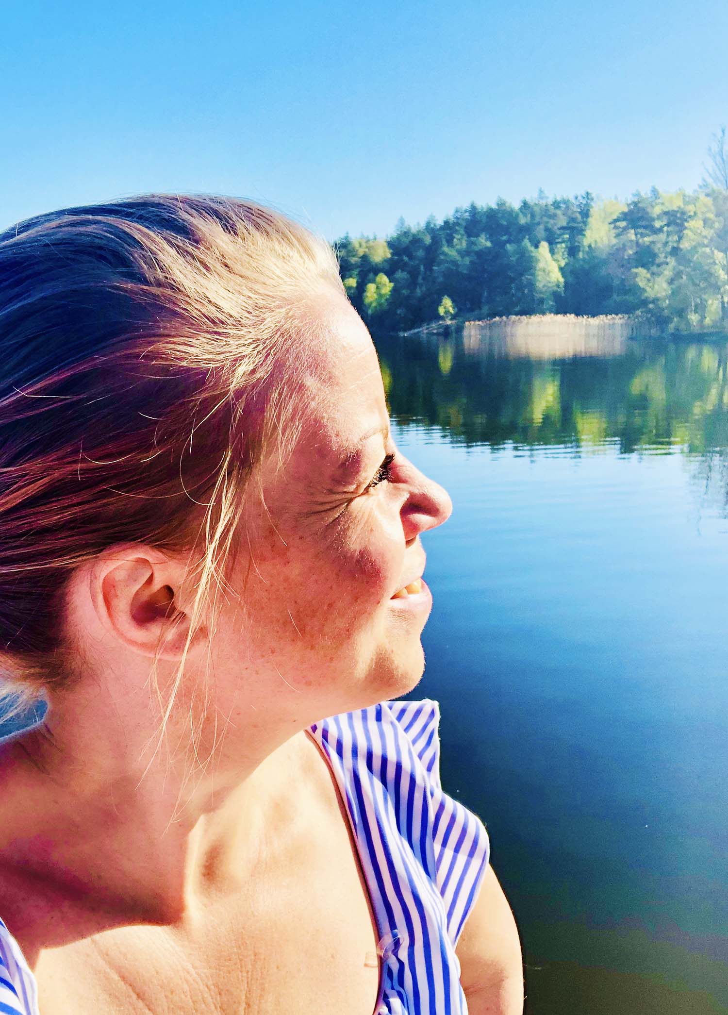 Yoga på bryggan en morgon i maj