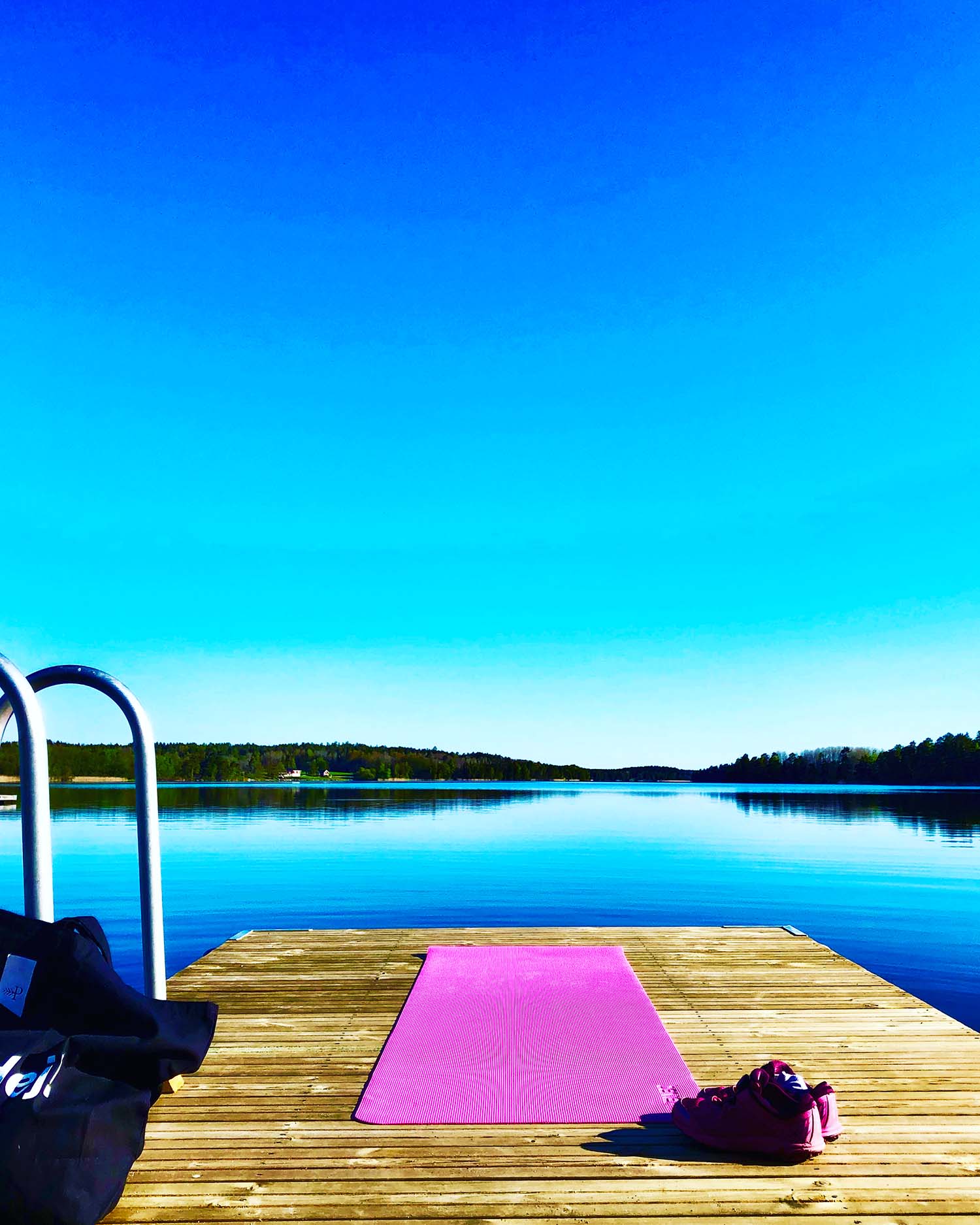 Yoga på bryggan en morgon i maj