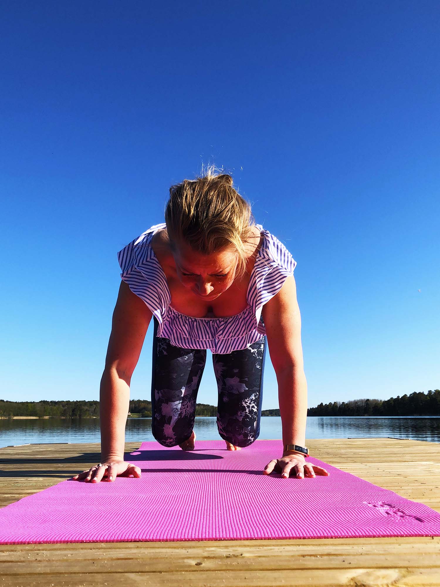 Yoga på bryggan en morgon i maj
