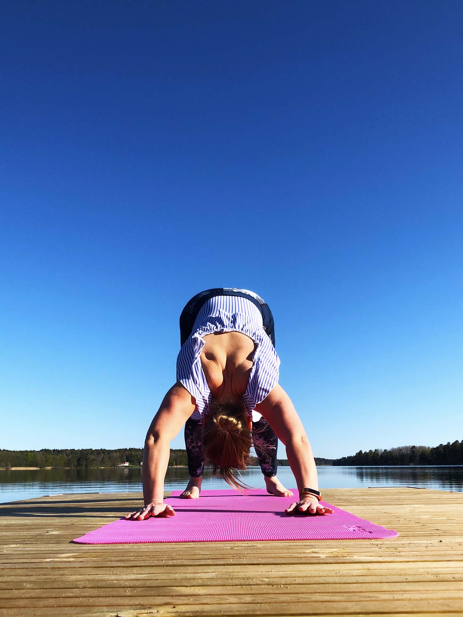 Yoga på bryggan en morgon i maj