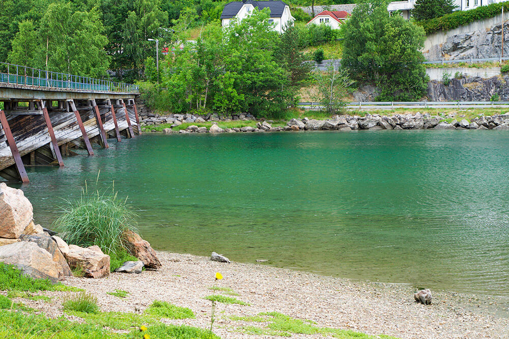 Yoga på en strand i Norge