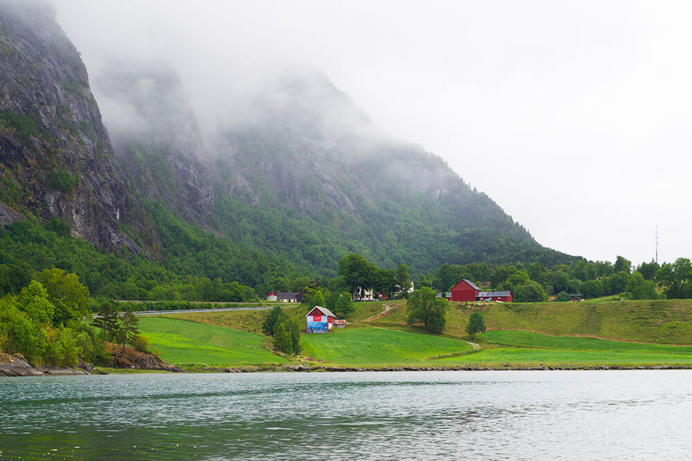 Yoga på en strand i Norge