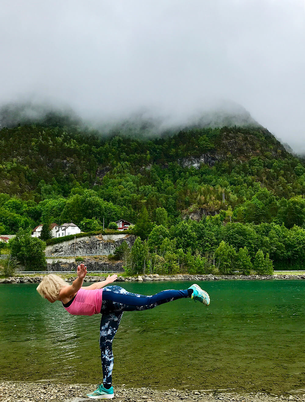 Yoga på en strand i Norge