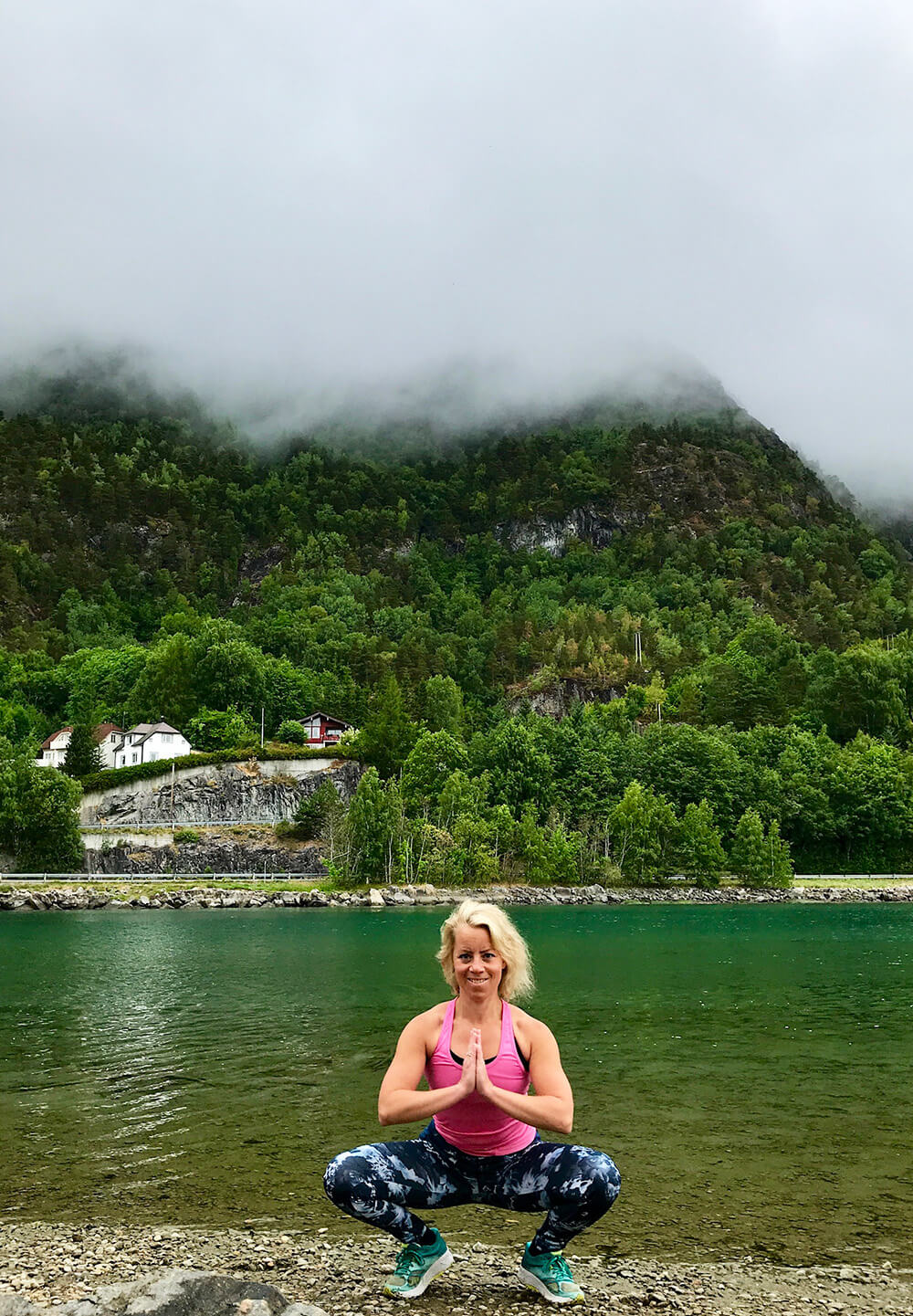 Yoga på en strand i Norge