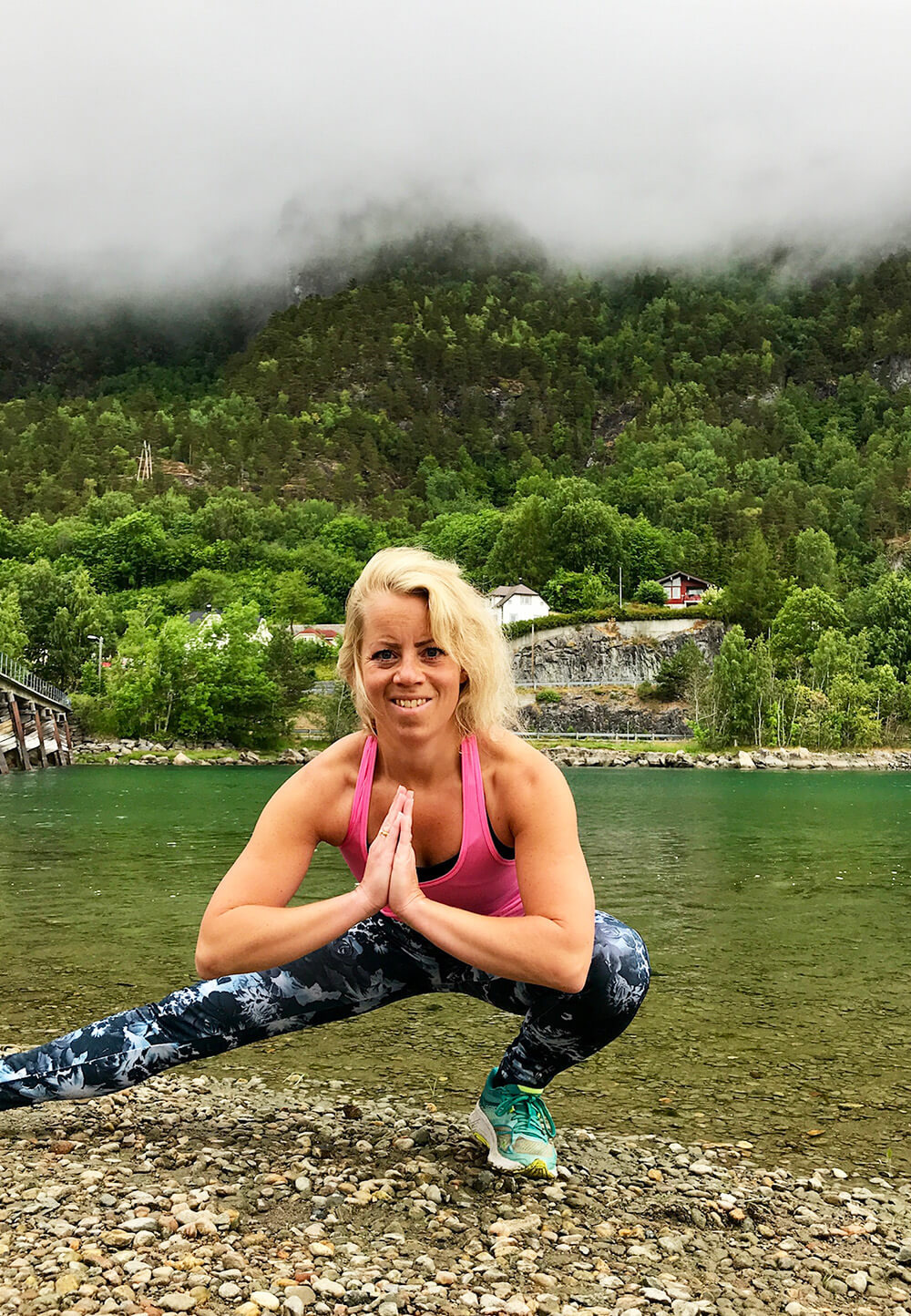 Yoga på en strand i Norge