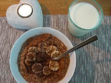 Havregrynsgr_t_med_choklad_proteinpulver_banan_psylliumfr_n_och_mj_lk_i_glas_1