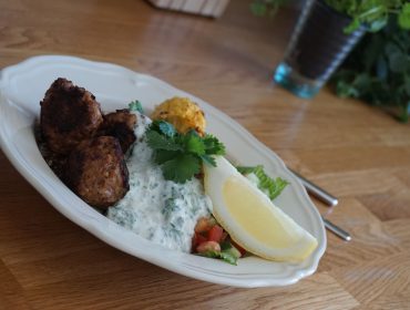Kycklingbullar-koriander-quinoa-och-yoghurtsas-3-scaled