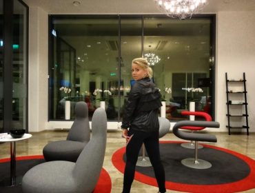 R-C3-B6hnisch-Petra-running-jacket-1-