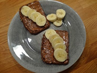frukost-med-mandelsm-C3-B6r-och-banan-2-