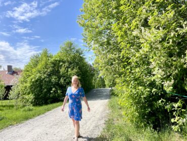 Att bo på landet gör mig till en lyckligare människa - Karin Axelsson på promenad