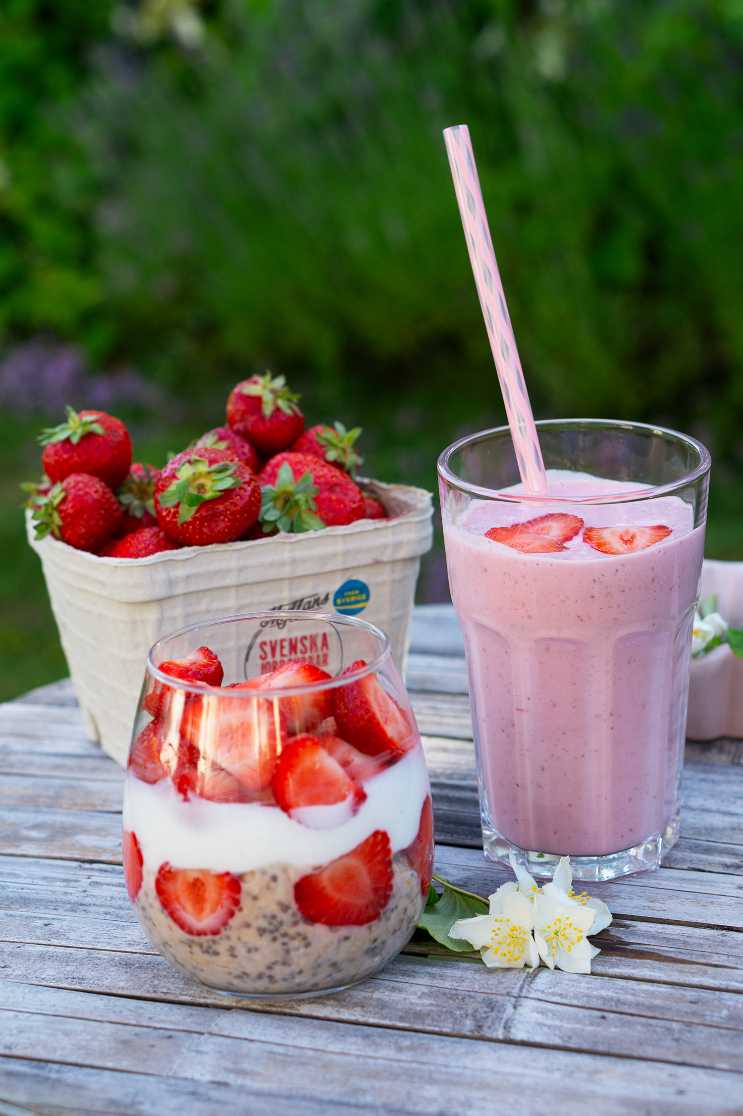 Overnight Oats och smoothie med jordgubbssmak