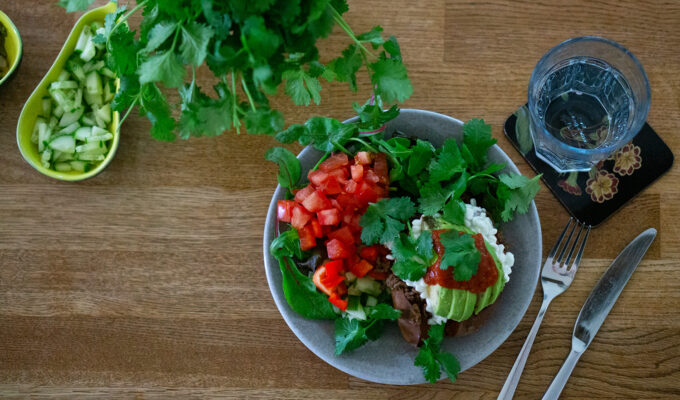 Bakad sötpotatis med tacofärs, keso, avokado och koriander