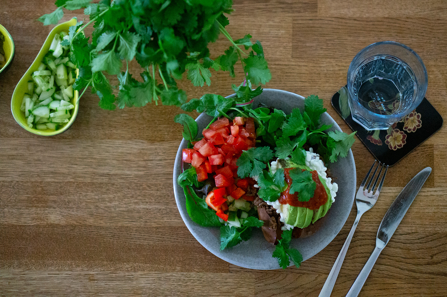 Bakad sötpotatis med tacofärs, keso, avokado och koriander