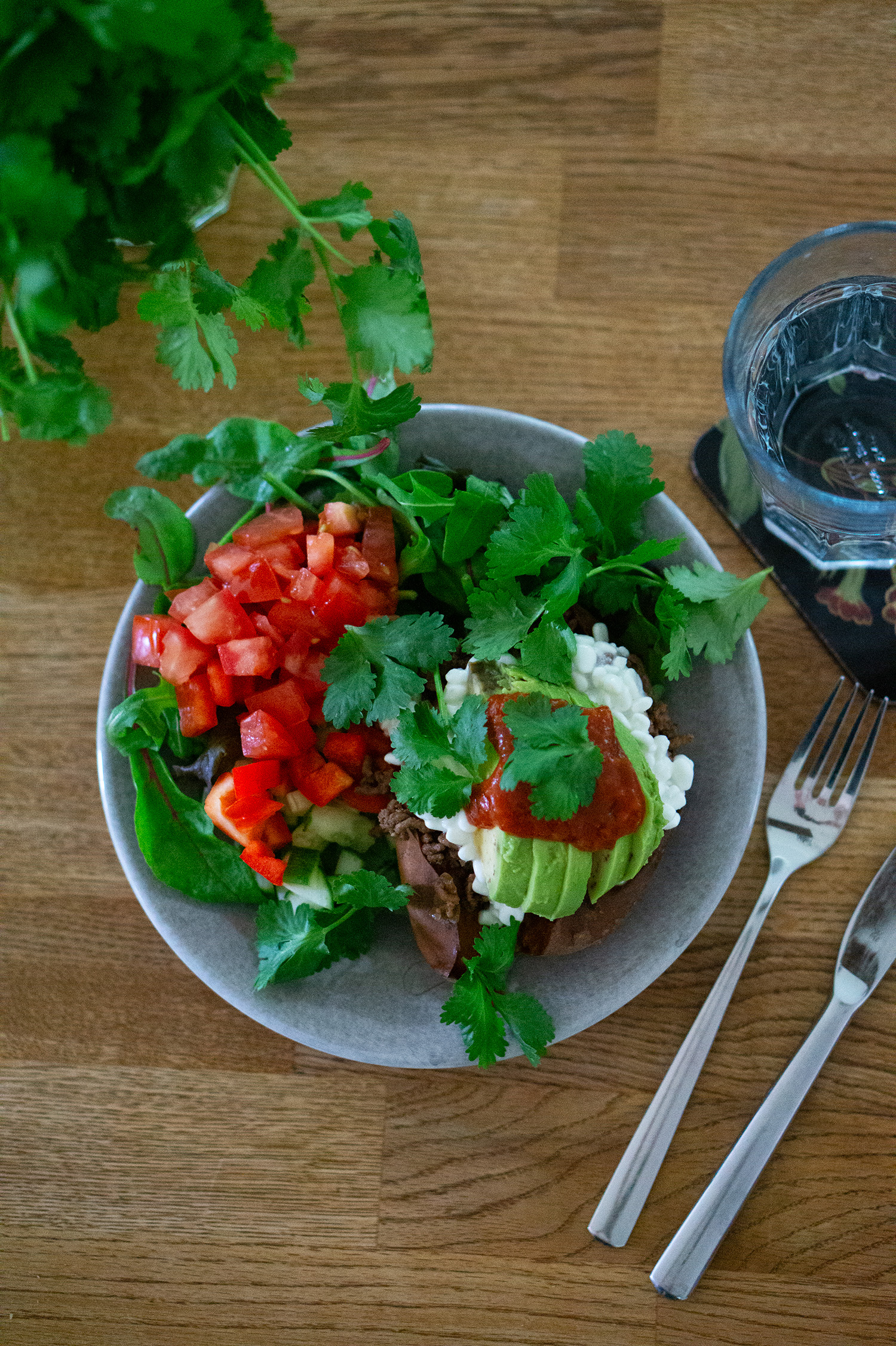 Bakad sötpotatis med tacofärs, keso, avokado och koriander