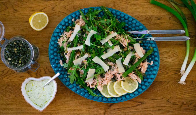Matvetesallad med varmrökt lax och sparris