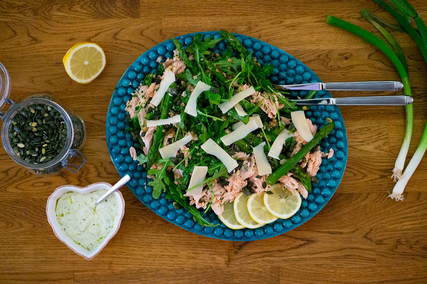 Matvetesallad med varmrökt lax och sparris