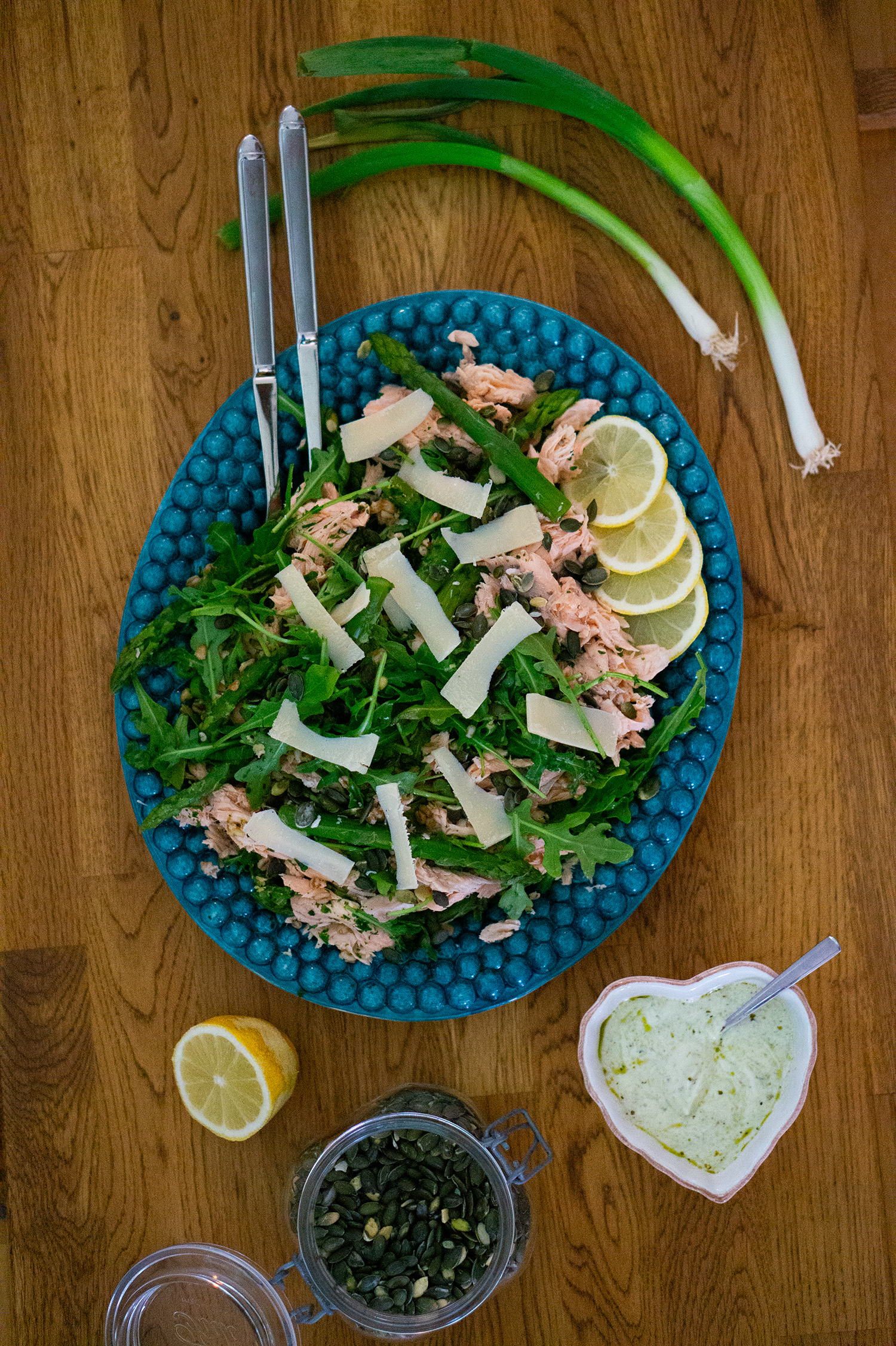 Matvetesallad med varmrökt lax och sparris