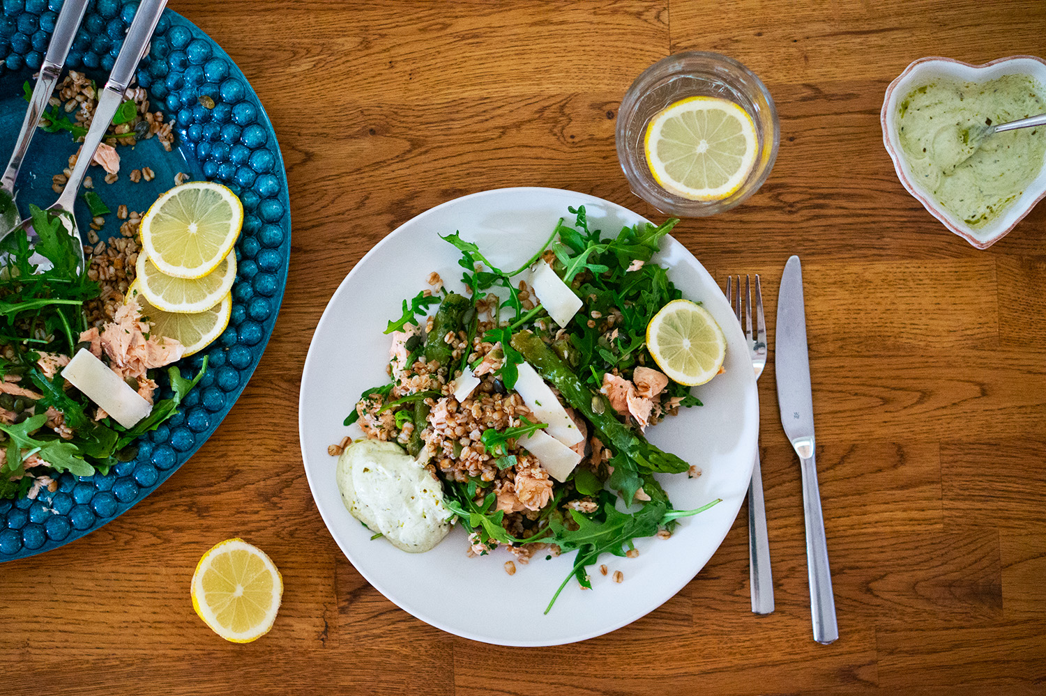 Matvetesallad med varmrökt lax och sparris