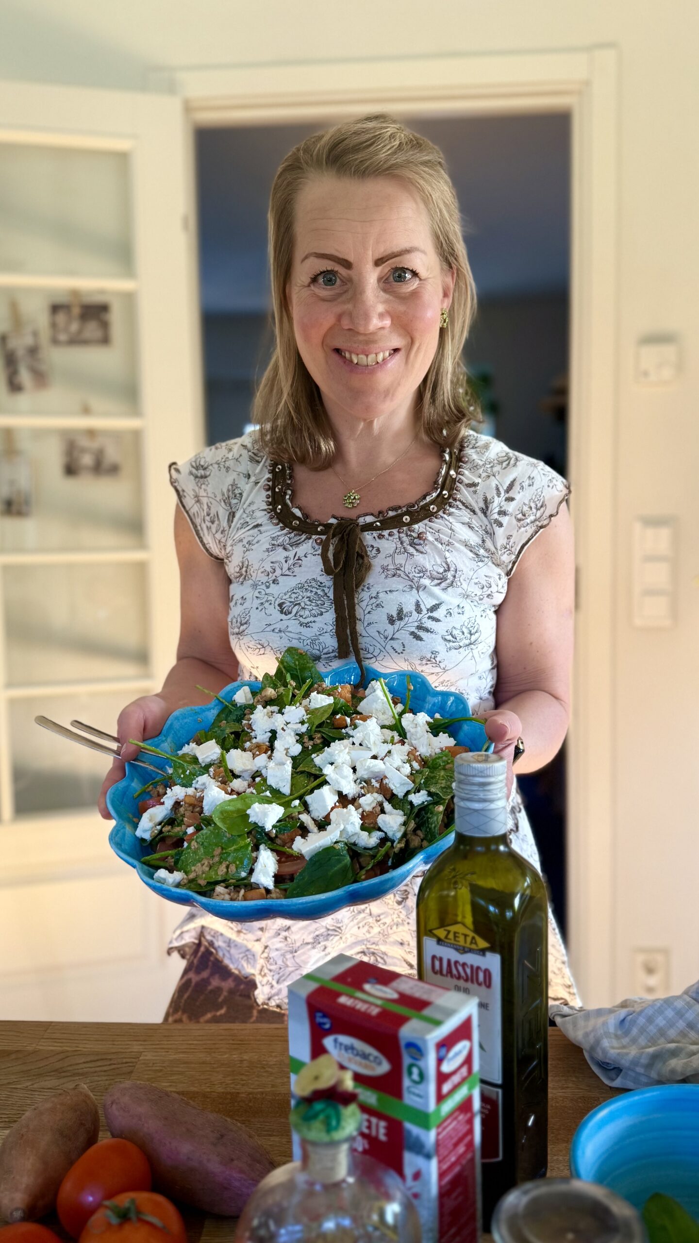 Sötpotatissallad med matvete, kikärtor och tahinidressing