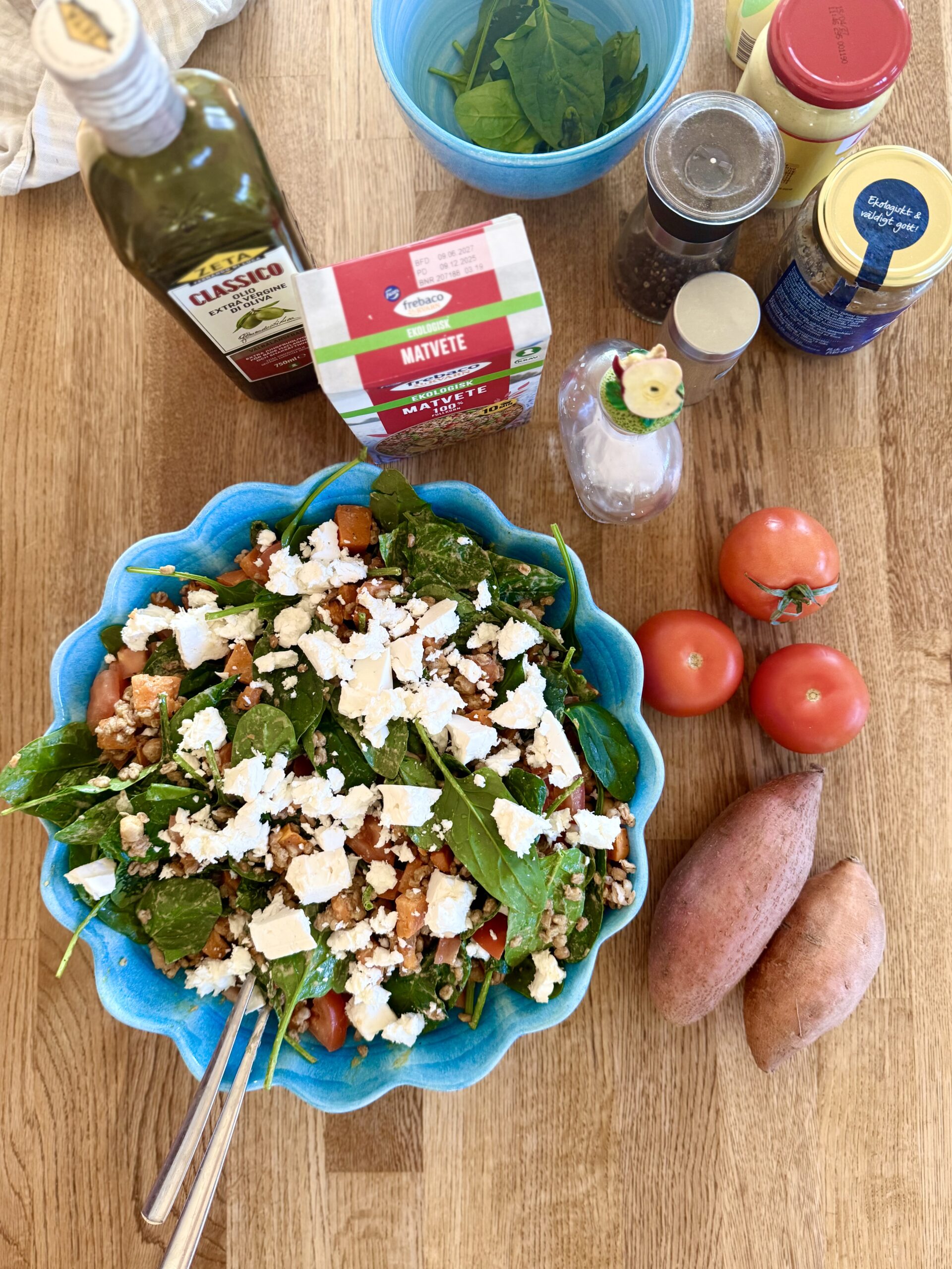 Sötpotatissallad med matvete, kikärtor och tahinidressing