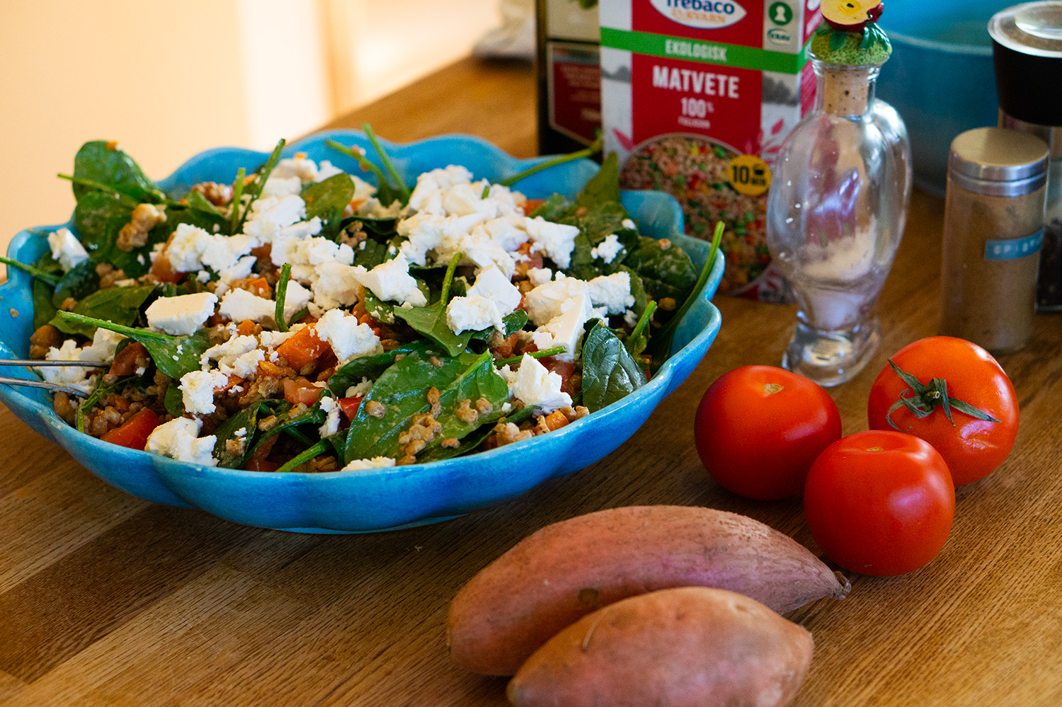 Sötpotatissallad med kikärtor, tahinidressing och fetaost