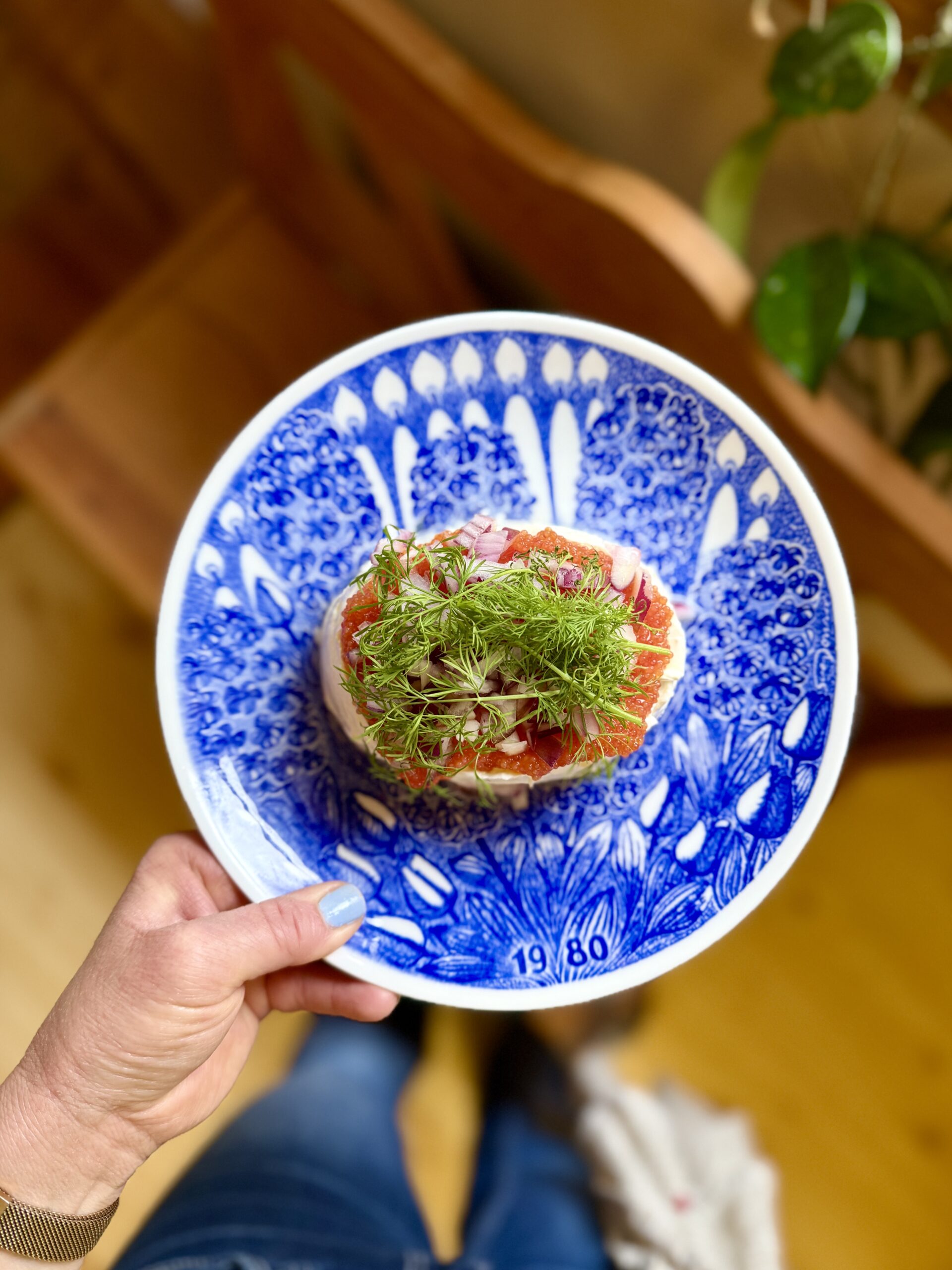 Färskostbakelse med tångcaviar, rödlök och dill