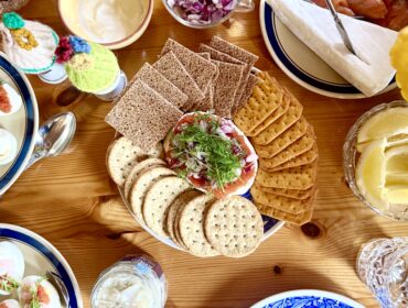 Färskostbakelse med tångcaviar, rödlök och dill