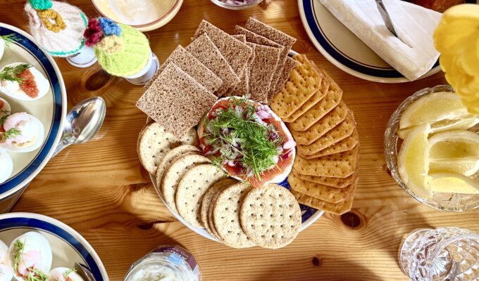 Färskostbakelse med tångcaviar, rödlök och dill