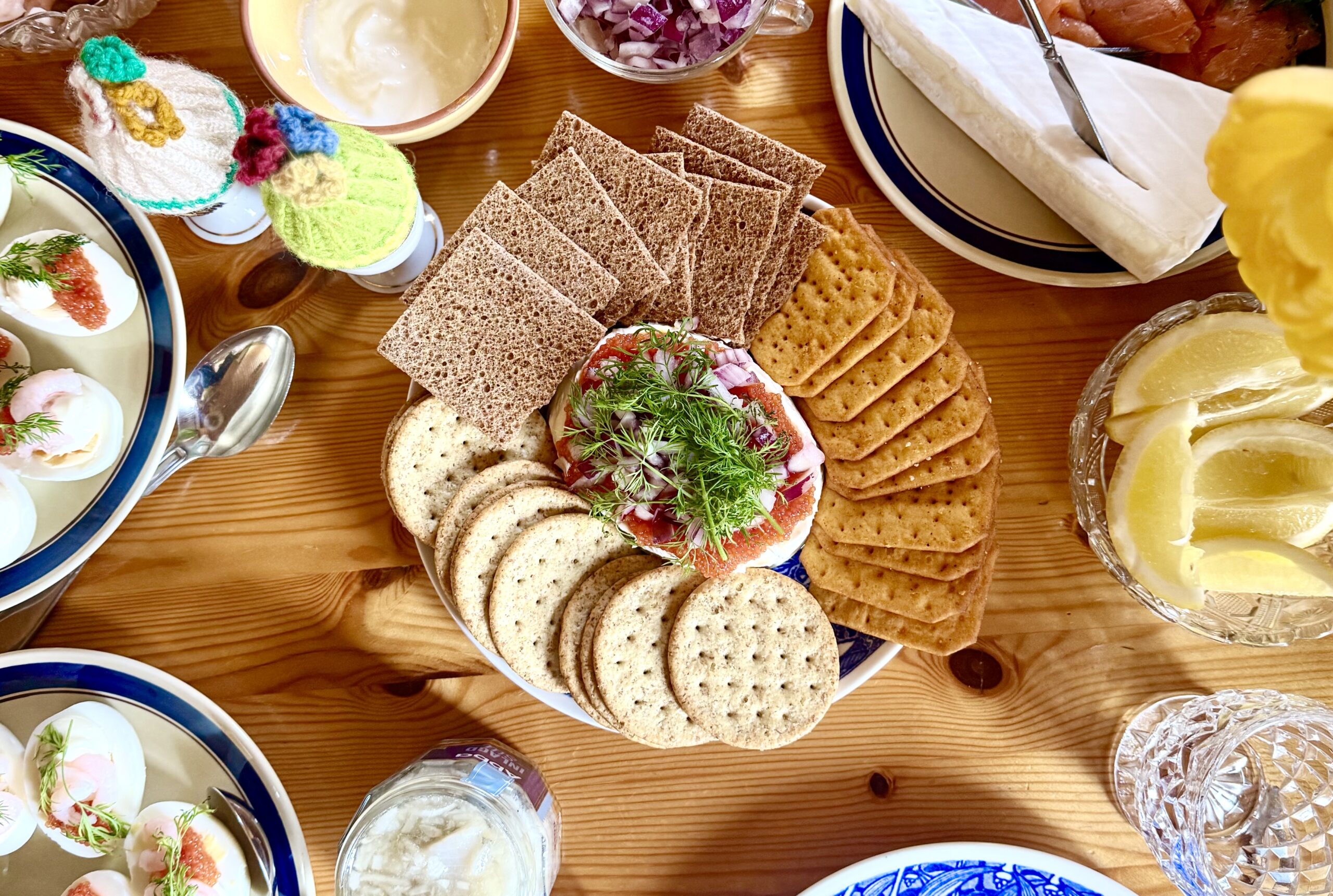 Färskostbakelse med tångcaviar, rödlök och dill