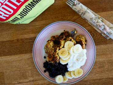 Scrambled oats med kvarg, banan och blåbär