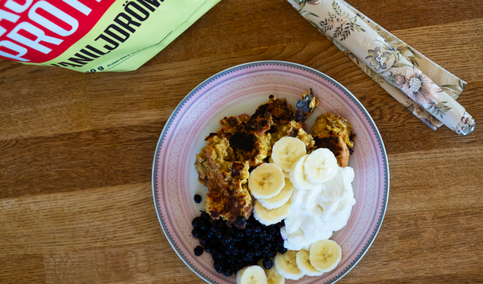 Scrambled oats med kvarg, banan och blåbär