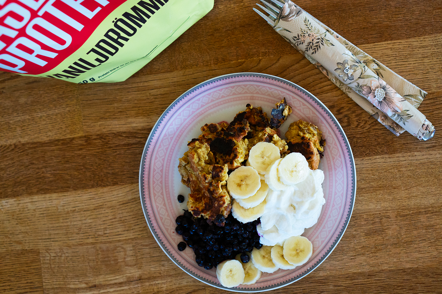 Scrambled oats med kvarg, banan och blåbär