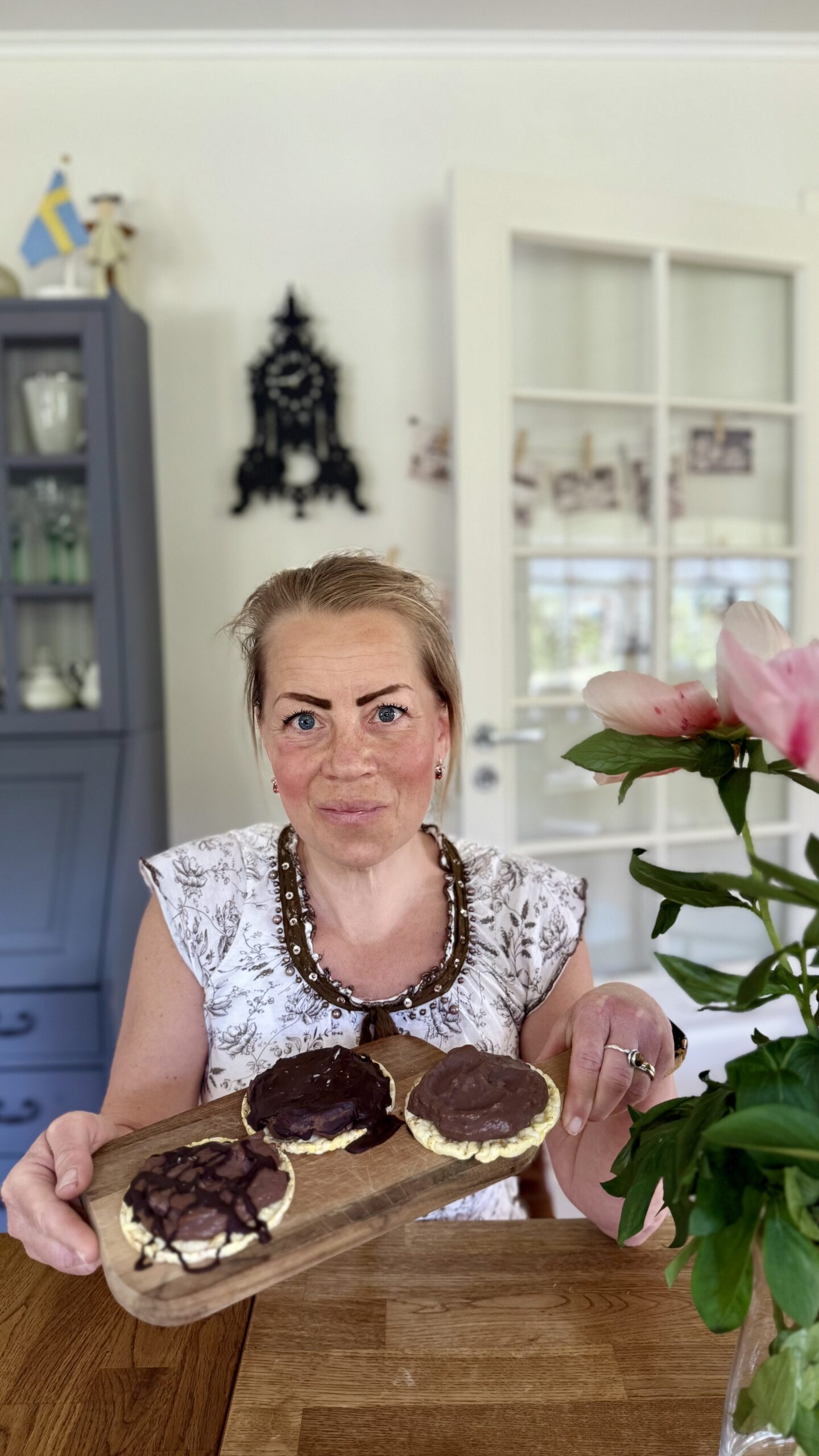 Karin Axelsson med majskakor som ett proteinsnacks
