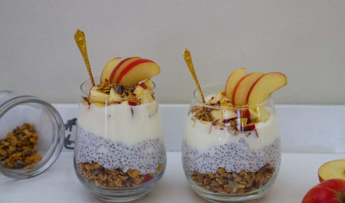 Trifle med granola och äpple