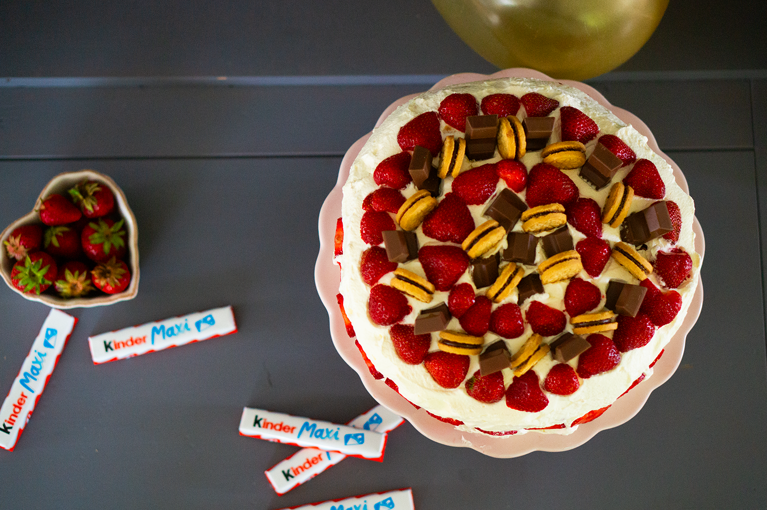 Jordgubbstårta med Kinder-choklad och kex